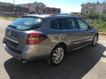 RENAULT LAGUNA AUTOMAT NAFTE 2011