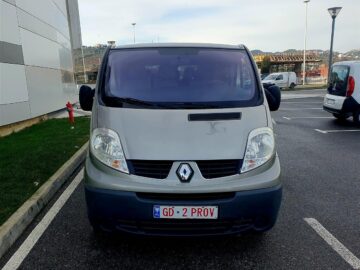 RENAULT TRAFFIC LUNGO 2.0 BENZIN ME 9 VENDE ZVICRA