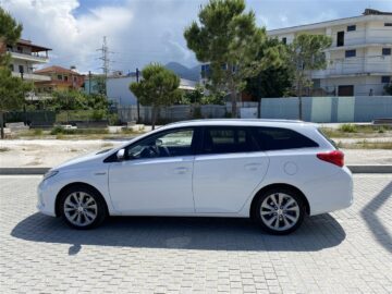 Toyota Auris TS 1.8 Hybrid ?