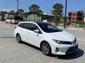 Toyota Auris TS 1.8 Hybrid ?