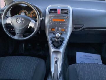 Jepen me qera Toyota auris 1.4 nafte ne Tirane dhe Rinas