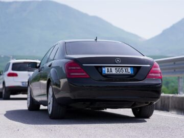 JEPET ME QERA BENZ S CLASS