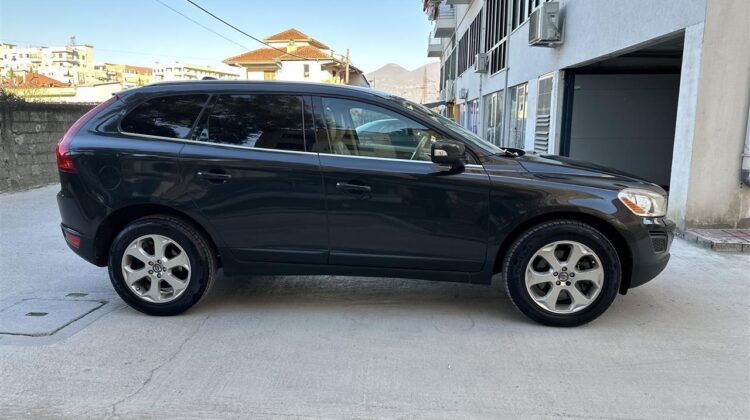 Shitet volvo xc60 viti 2012 e sapo ardhur benzin T6