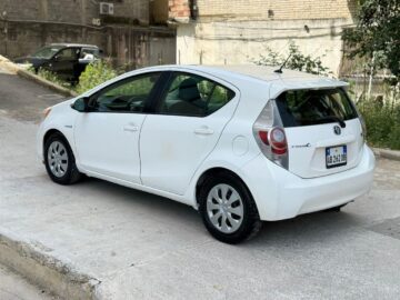 Shitet Toyota Yaris viti 2013 benzin/hibrid automat me vaj