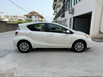 Shitet Toyota Yaris viti 2013 benzin/hibrid automat me vaj