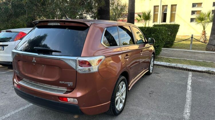 Mitsubishi Outlander Viti 2014 6+1 vende 4×4