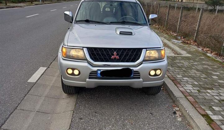 Shitet mitsubishi pajero viti 2002