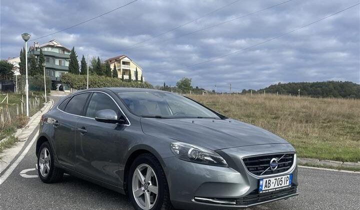 Shitet Volvo V40 2.0 naft kambjo automat ne gjendje te shkel