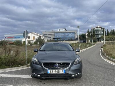 Shitet Volvo V40 2.0 naft kambjo automat ne gjendje te shkel