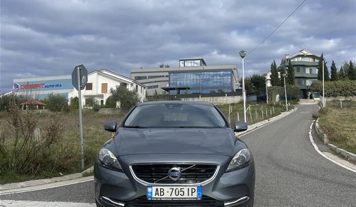 Shitet Volvo V40 2.0 naft kambjo automat ne gjendje te shkel