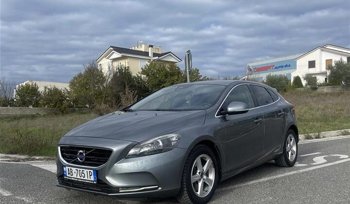 Shitet Volvo V40 2.0 naft kambjo automat ne gjendje te shkel