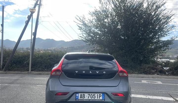 Shitet Volvo V40 2.0 naft kambjo automat ne gjendje te shkel